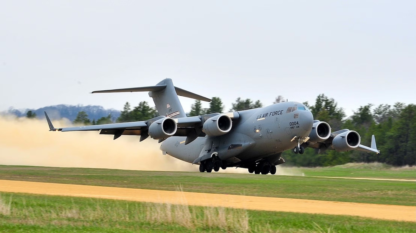 may-bay-c-17-cat-canh.jpg