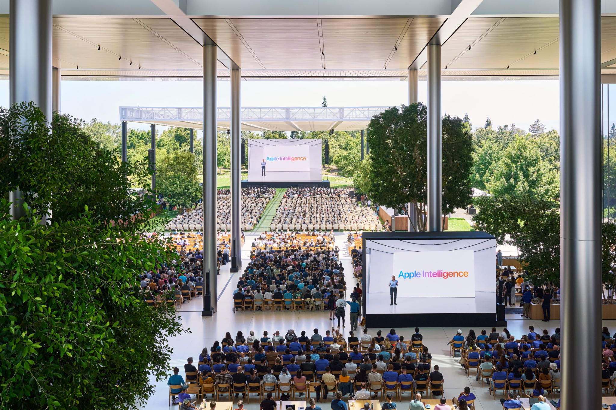 Apple-WWDC24-event-photos-developers-watch-keynote-240610-big.jpg