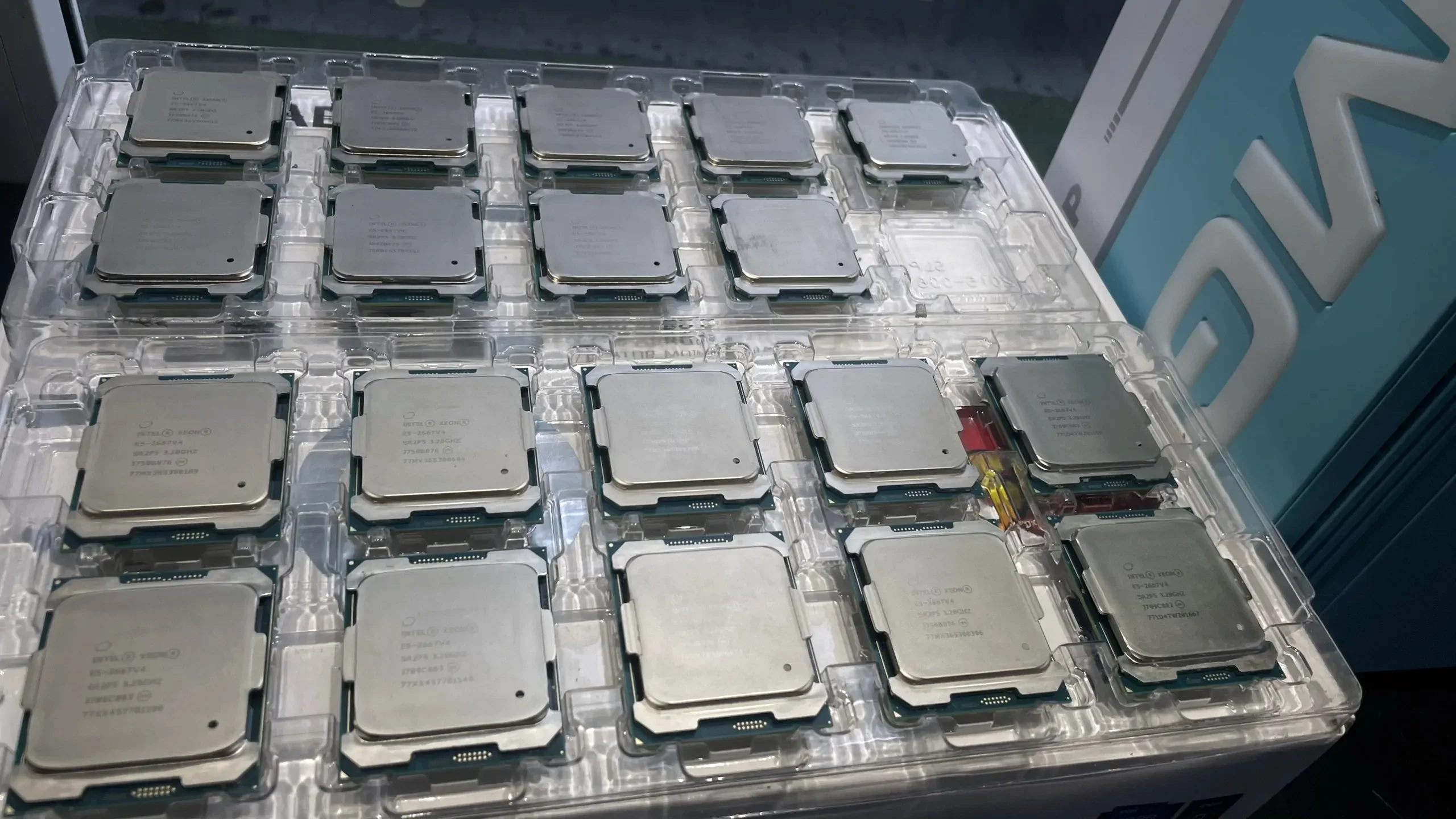 Intel Xeon CPU tray.webp